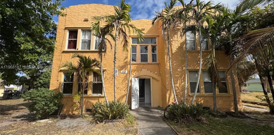 Commercial property in Lake Worth, Florida 276.48 sq.m. № 2031675