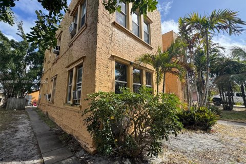 Commercial property in Lake Worth, Florida 276.48 sq.m. № 2031675 - photo 2