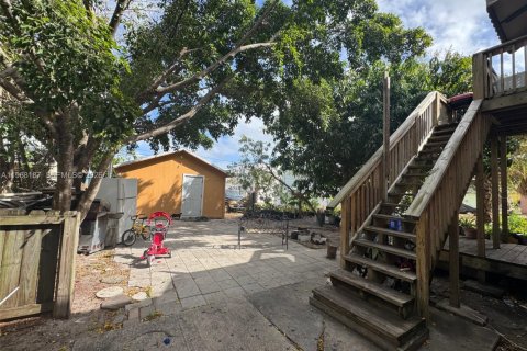 Commercial property in Lake Worth, Florida 276.48 sq.m. № 2031675 - photo 4