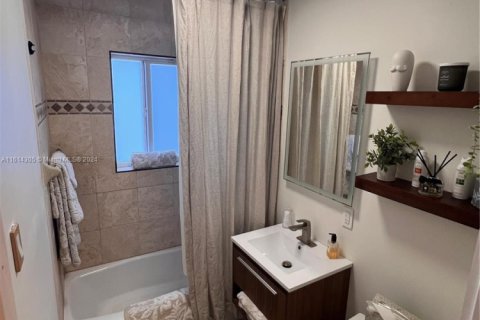 Купить виллу или дом в Уилтон-Мэнорс, Флорида 3 спальни, 150.87м2, № 1935239 - фото 21