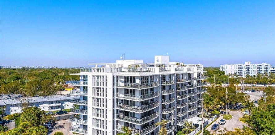 Condominio en North Miami Beach, Florida, 2 dormitorios  № 1937793