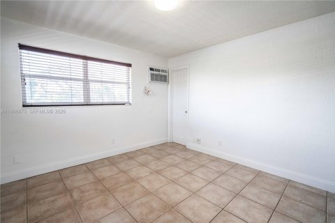 Снять в аренду квартиру в Форт-Лодердейл, Флорида 23.23м2, № 2048295 - фото 4