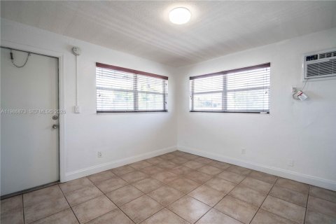 Снять в аренду квартиру в Форт-Лодердейл, Флорида 23.23м2, № 2048295 - фото 5