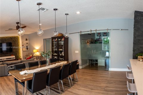 House in Weston, Florida 5 bedrooms, 287.25 sq.m. № 1930841 - photo 7