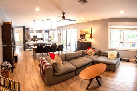 House in Weston, Florida 5 bedrooms, 287.25 sq.m. № 1930841 - photo 6