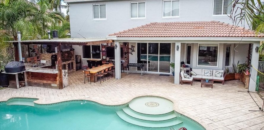 House in Weston, Florida 5 bedrooms, 287.25 sq.m. № 1930841