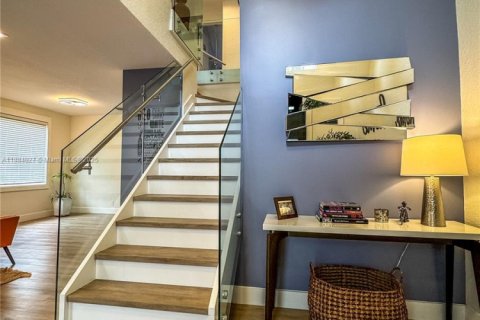 House in Weston, Florida 5 bedrooms, 287.25 sq.m. № 1930841 - photo 2