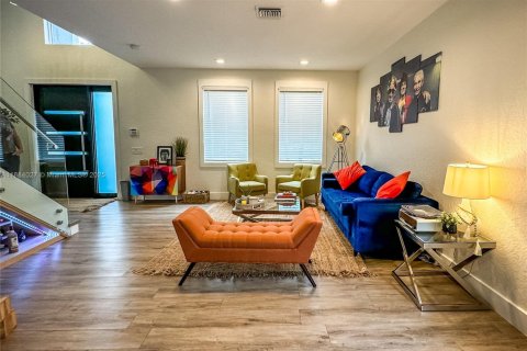 House in Weston, Florida 5 bedrooms, 287.25 sq.m. № 1930841 - photo 4