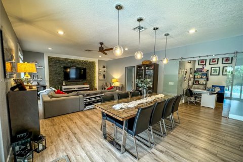 House in Weston, Florida 5 bedrooms, 287.25 sq.m. № 1930841 - photo 10