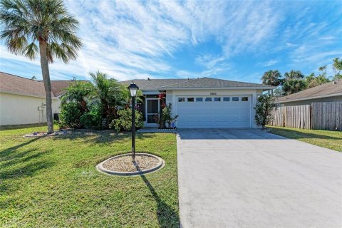 House in Sarasota, Florida 3 bedrooms, 119.01 sq.m. № 1543521 - photo 2