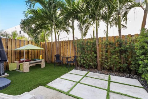 Townhouse in Miami, Florida 3 bedrooms, 164.99 sq.m. № 1925357 - photo 2