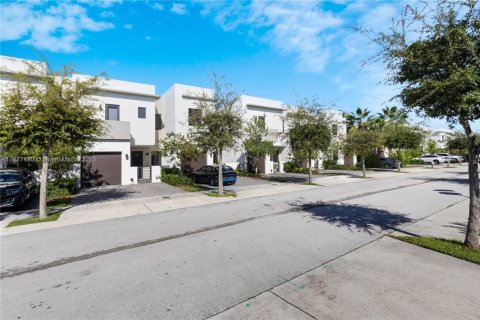 Townhouse in Miami, Florida 3 bedrooms, 164.99 sq.m. № 1925357 - photo 25