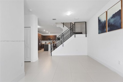 Townhouse in Miami, Florida 3 bedrooms, 164.99 sq.m. № 1925357 - photo 3