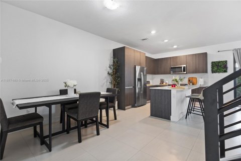 Townhouse in Miami, Florida 3 bedrooms, 164.99 sq.m. № 1925357 - photo 9