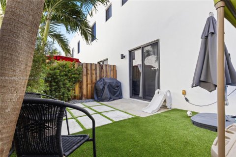 Townhouse in Miami, Florida 3 bedrooms, 164.99 sq.m. № 1925357 - photo 23