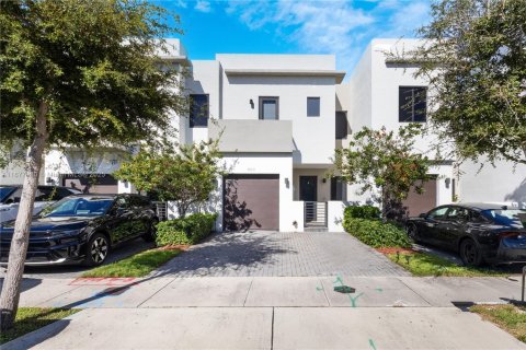 Townhouse in Miami, Florida 3 bedrooms, 164.99 sq.m. № 1925357 - photo 1
