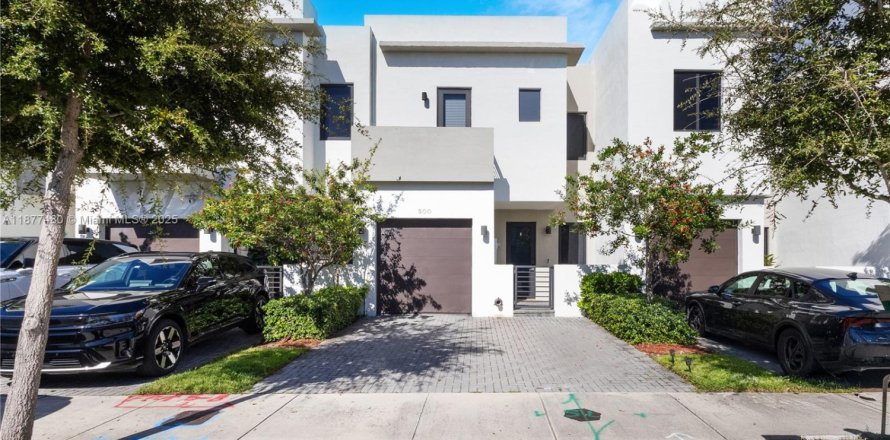 Townhouse in Miami, Florida 3 bedrooms, 164.99 sq.m. № 1925357