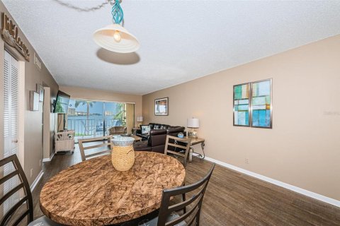 Condominio en alquiler en Saint Petersburg, Florida, 2 dormitorios, 82.68 m2 № 999579 - foto 11