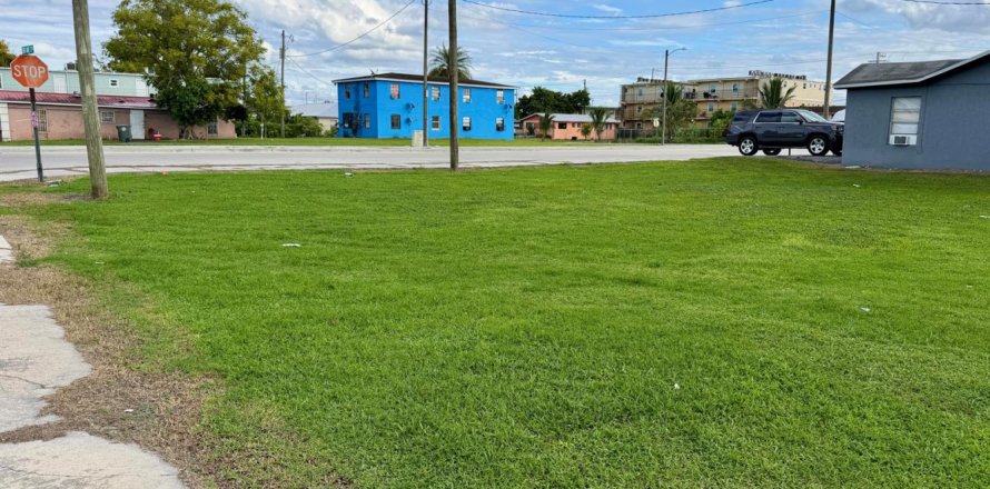 Commercial property in Belle Glade, Florida № 2169938