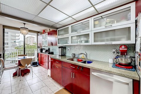 Купить кондоминиум в Санни-Айлс-Бич, Флорида 3 спальни, 210.61м2, № 1954590 - фото 4