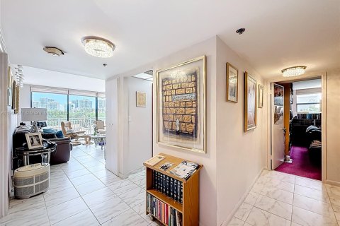 Купить кондоминиум в Санни-Айлс-Бич, Флорида 3 спальни, 210.61м2, № 1954590 - фото 25