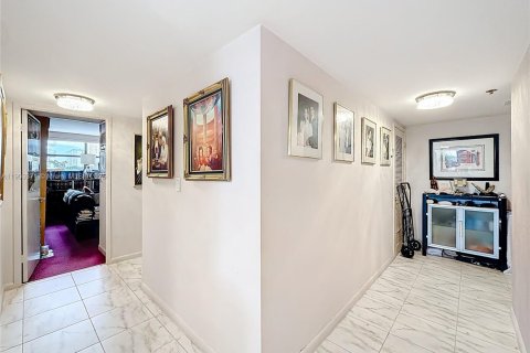 Купить кондоминиум в Санни-Айлс-Бич, Флорида 3 спальни, 210.61м2, № 1954590 - фото 17