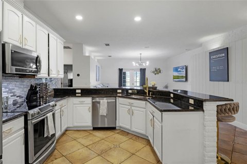 House in Winter Garden, Florida 5 bedrooms, 286.32 sq.m. № 1592811 - photo 8