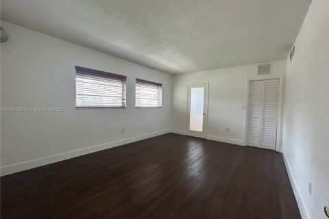 Condo in Bay Harbor Islands, Florida, 1 bedroom  № 2017375 - photo 8