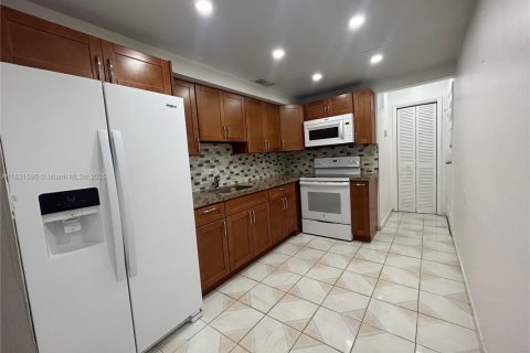 Condo in Bay Harbor Islands, Florida, 1 bedroom  № 2017375 - photo 2