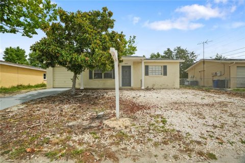 House in Port Richey, Florida 2 bedrooms, 81.2 sq.m. № 1773443 - photo 1