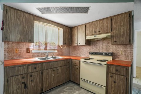 House in Port Richey, Florida 2 bedrooms, 81.2 sq.m. № 1773443 - photo 6
