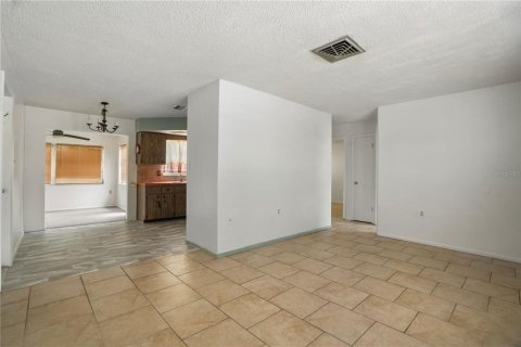 House in Port Richey, Florida 2 bedrooms, 81.2 sq.m. № 1773443 - photo 4