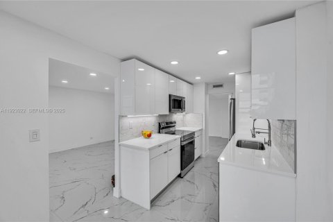 Купить кондоминиум в Санни-Айлс-Бич, Флорида 2 спальни, 138.24м2, № 1986126 - фото 14