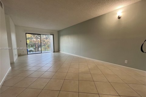 Copropriété à louer à Coral Springs, Floride: 2 chambres, 78.04 m2 № 1993122 - photo 6