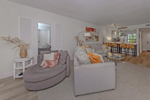 Copropriété à vendre à Sarasota, Floride: 2 chambres, 99.68 m2 № 2408045 - photo 17