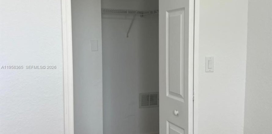 Таунхаус в Дорал, Флорида 3 спальни, 140.38м2 № 2020230