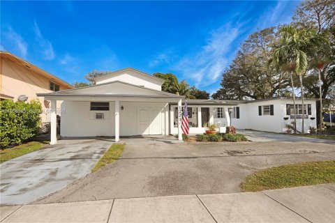 House in Miami, Florida 5 bedrooms, 292.27 sq.m. № 2028357