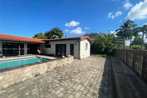 House in Miami Springs, Florida 3 bedrooms, 163.04 sq.m. № 1961139 - photo 5