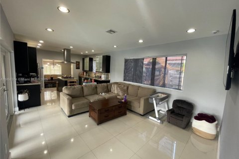House in Miami Springs, Florida 3 bedrooms, 163.04 sq.m. № 1961139 - photo 15