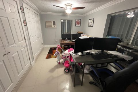 House in Miami Springs, Florida 3 bedrooms, 163.04 sq.m. № 1961139 - photo 18