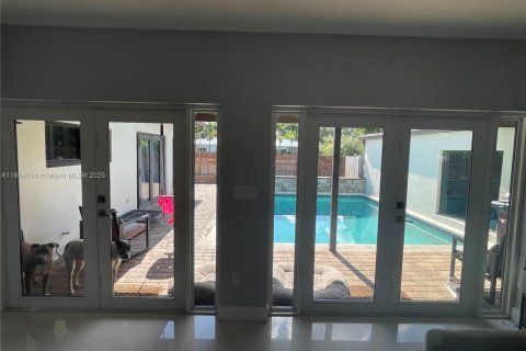 House in Miami Springs, Florida 3 bedrooms, 163.04 sq.m. № 1961139 - photo 3