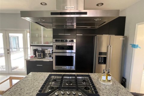 House in Miami Springs, Florida 3 bedrooms, 163.04 sq.m. № 1961139 - photo 12