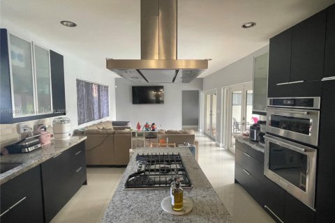 House in Miami Springs, Florida 3 bedrooms, 163.04 sq.m. № 1961139 - photo 13