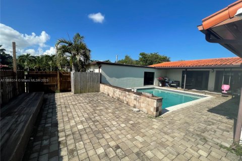 House in Miami Springs, Florida 3 bedrooms, 163.04 sq.m. № 1961139 - photo 4