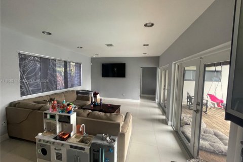 House in Miami Springs, Florida 3 bedrooms, 163.04 sq.m. № 1961139 - photo 14