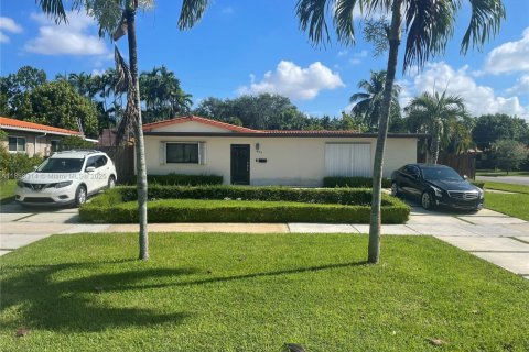 House in Miami Springs, Florida 3 bedrooms, 163.04 sq.m. № 1961139 - photo 1