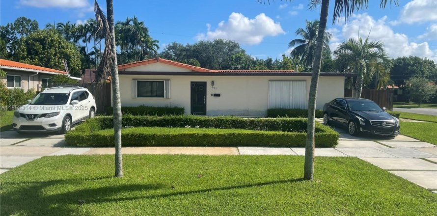 House in Miami Springs, Florida 3 bedrooms, 163.04 sq.m. № 1961139