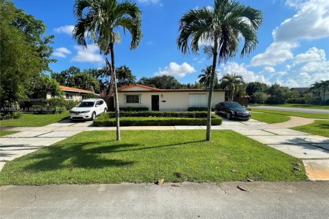 House in Miami Springs, Florida 3 bedrooms, 163.04 sq.m. № 1961139 - photo 2