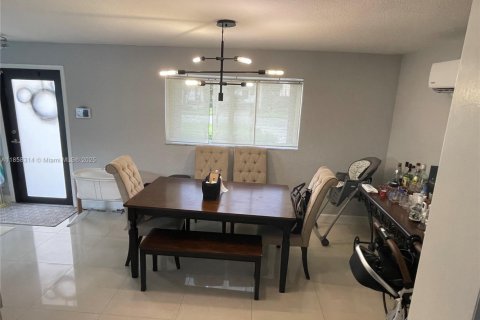 House in Miami Springs, Florida 3 bedrooms, 163.04 sq.m. № 1961139 - photo 9