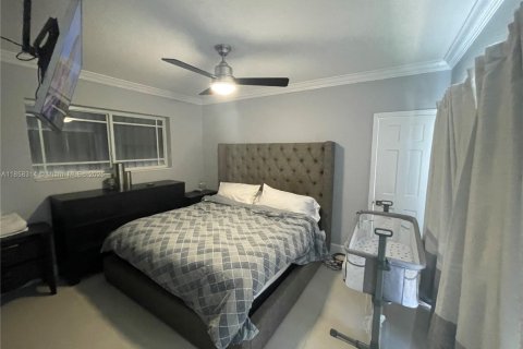 House in Miami Springs, Florida 3 bedrooms, 163.04 sq.m. № 1961139 - photo 16